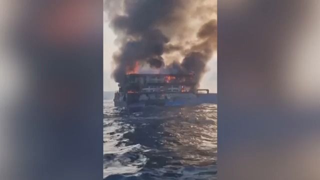 Video: V Thajsku hořel trajekt. Lidé v panice skákali do vody